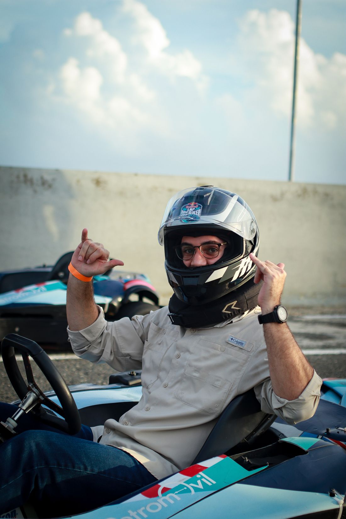 Piloto de karting en plena carrera